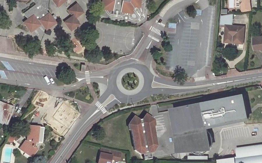 Vue aérienne du Rond-point anonyme n°28572511