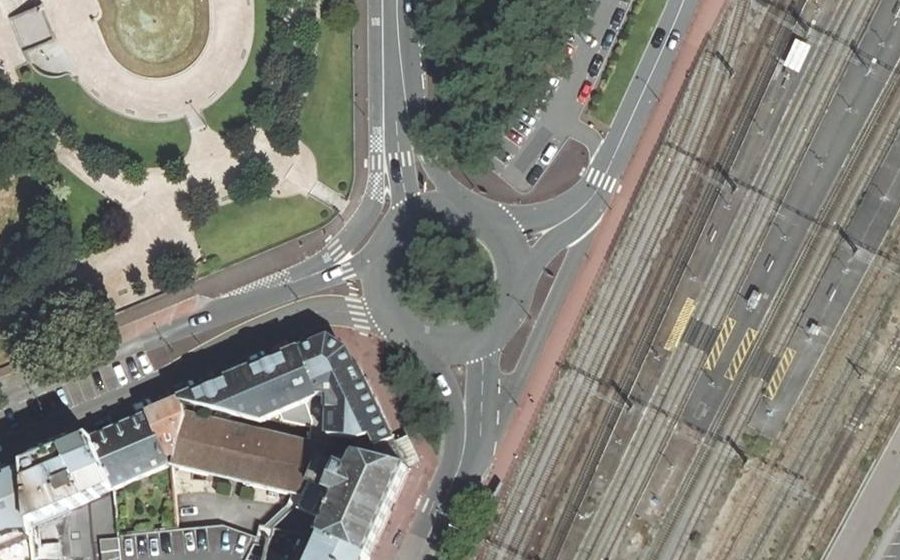 Vue aérienne du Rond-point anonyme n°28575151