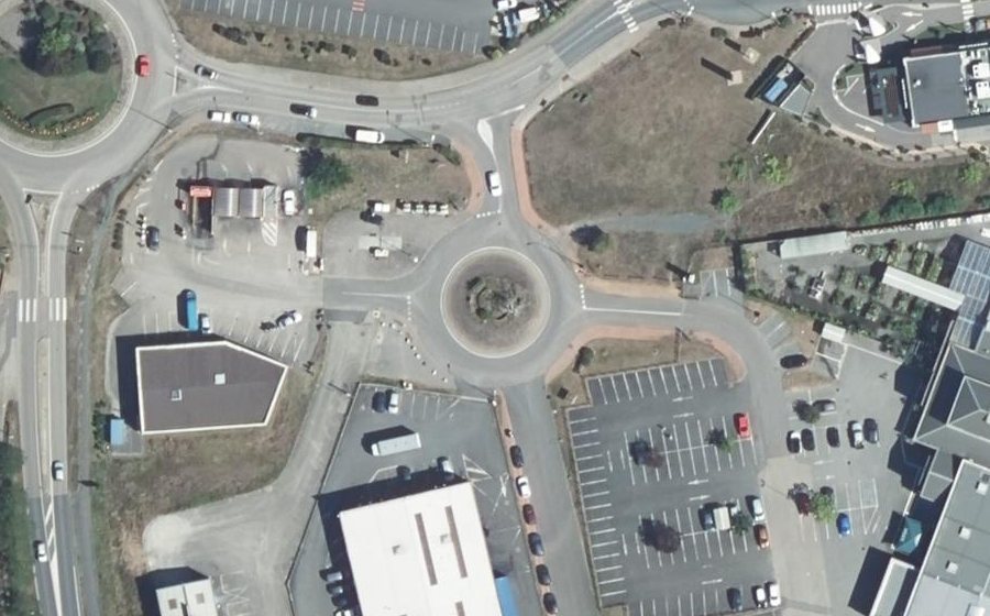 Vue aérienne du Rond-point anonyme n°285777219