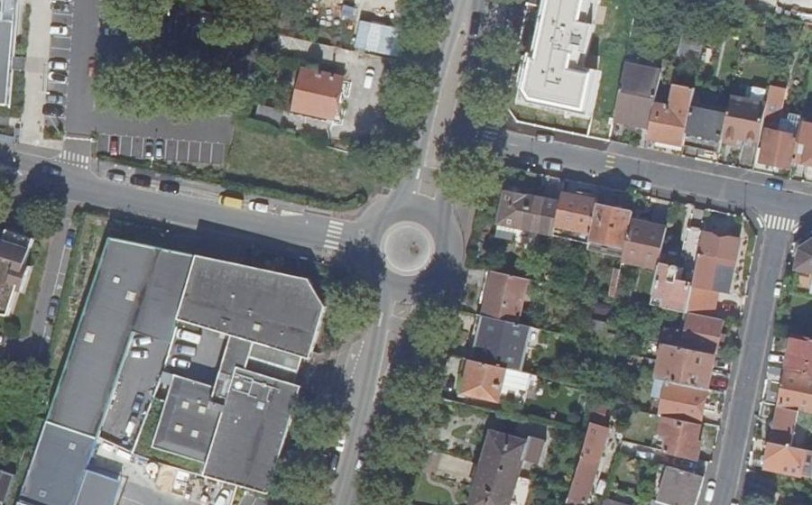 Vue aérienne du Rond-point anonyme n°28583779