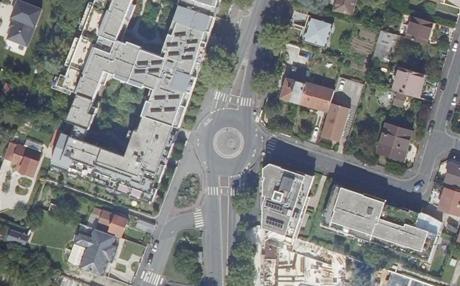 Vue aérienne du Rond-point anonyme n°28583817