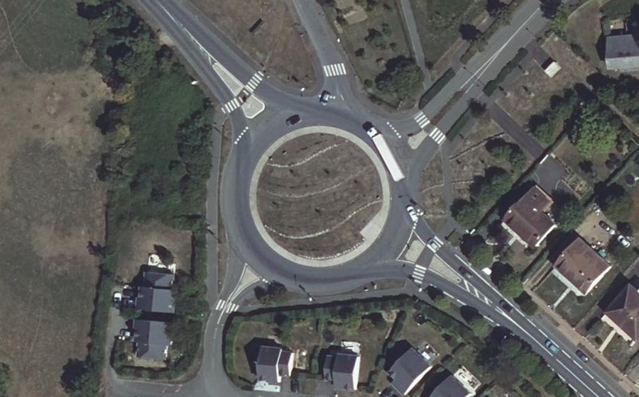 Vue aérienne du Rond-point anonyme n°28586835