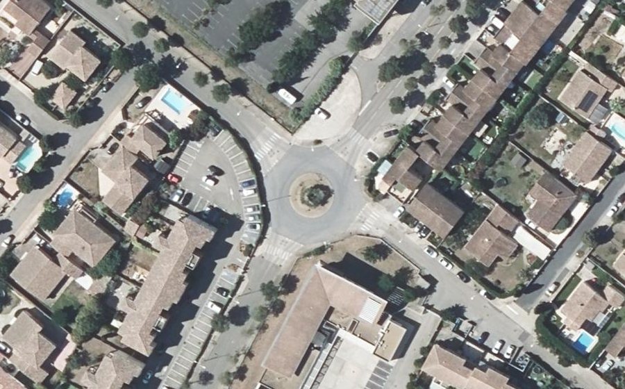 Vue aérienne du Rond-point anonyme n°285883305