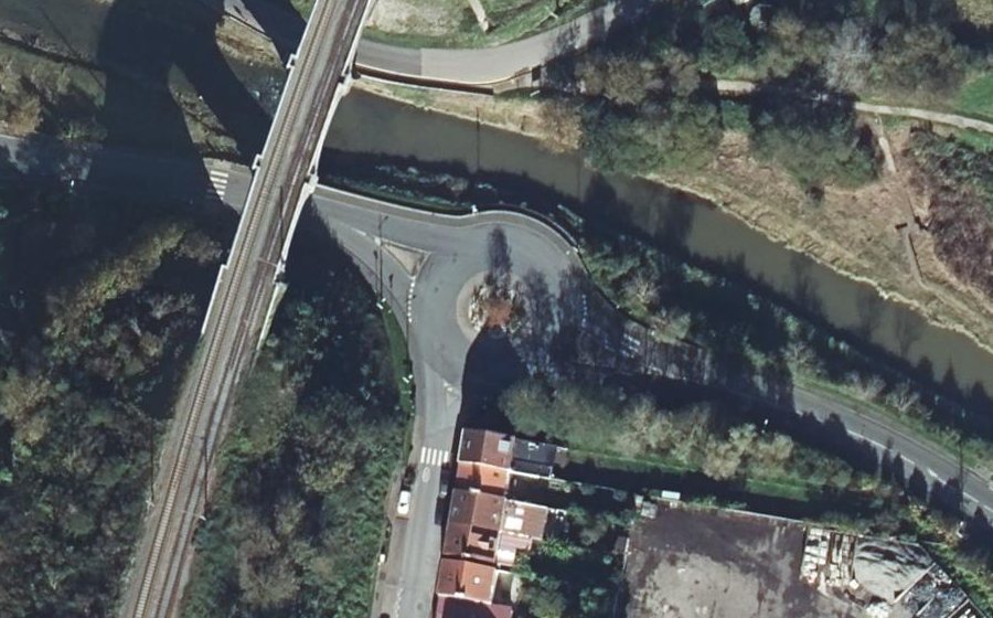 Vue aérienne du Rond-point anonyme n°28589475
