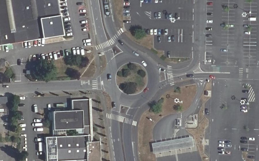 Vue aérienne du Rond-point anonyme n°285950247