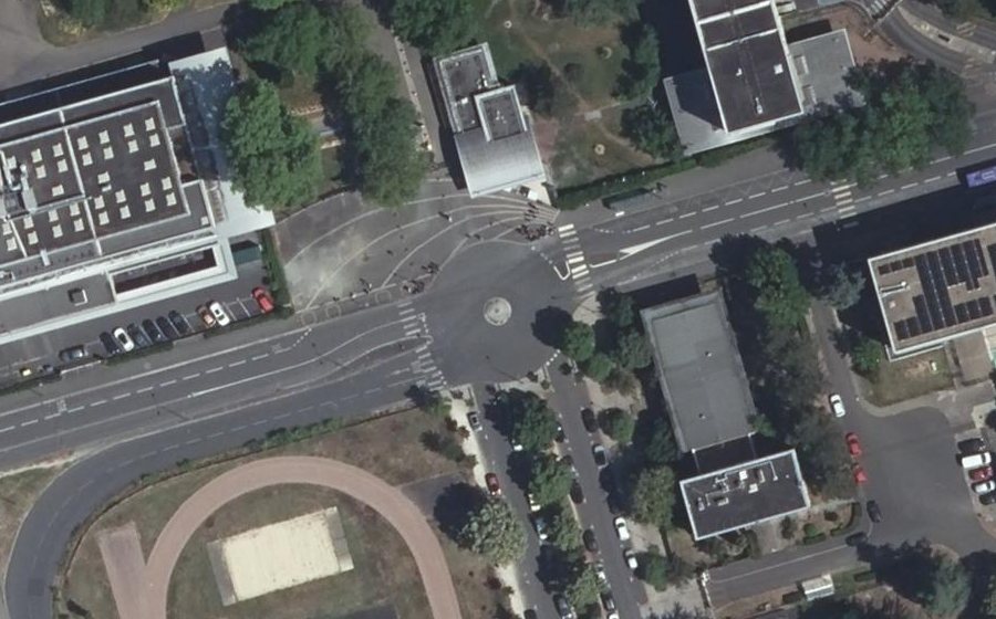 Vue aérienne du Rond-point anonyme n°285950266