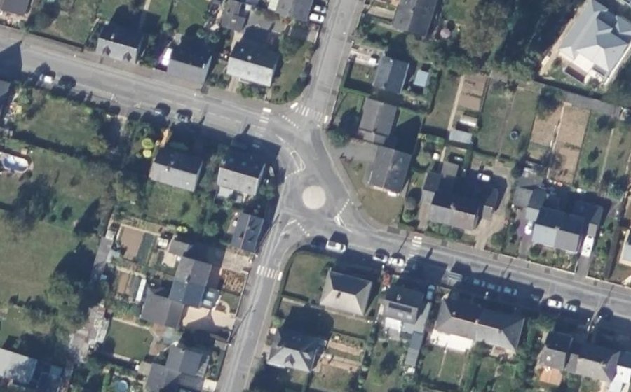 Vue aérienne du Rond-point anonyme n°285960118
