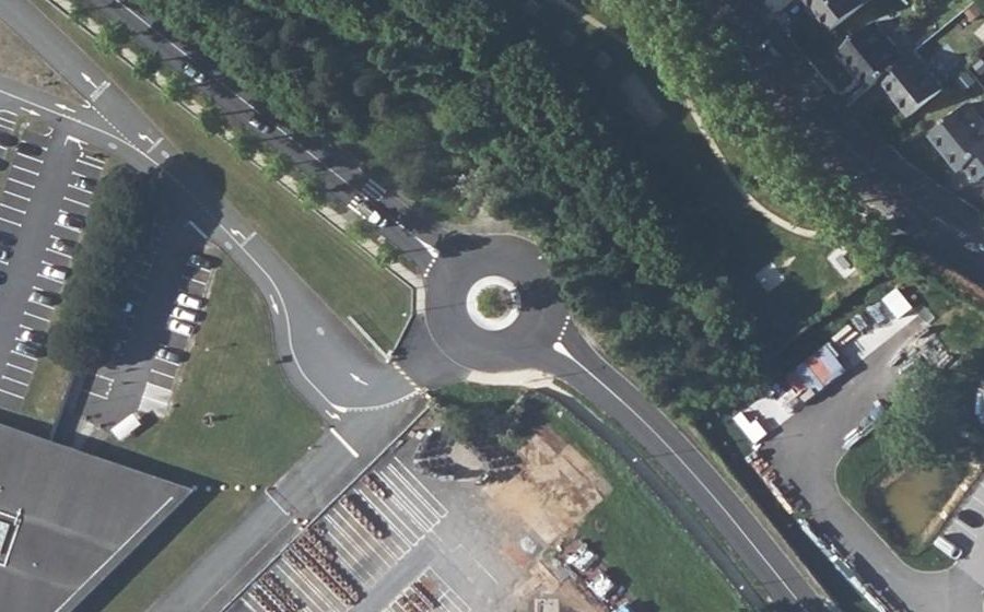 Vue aérienne du Rond-point anonyme n°28611372
