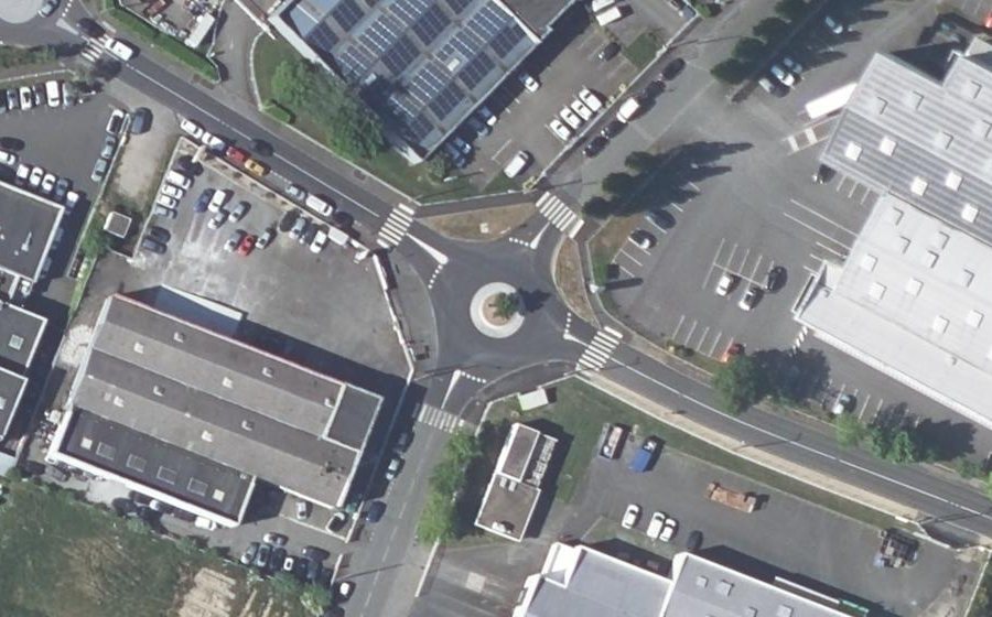 Vue aérienne du Rond-point anonyme n°28611373