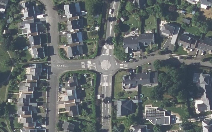 Vue aérienne du Rond-point anonyme n°28611379