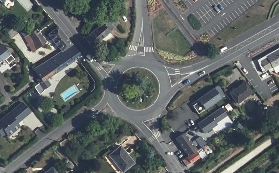 Vue aérienne du Rond-point anonyme n°286118975