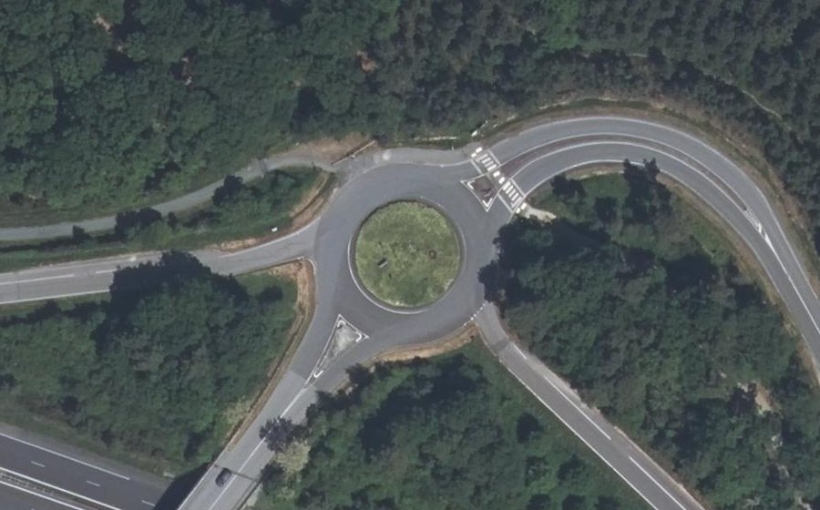 Vue aérienne du Rond-point anonyme n°28614853
