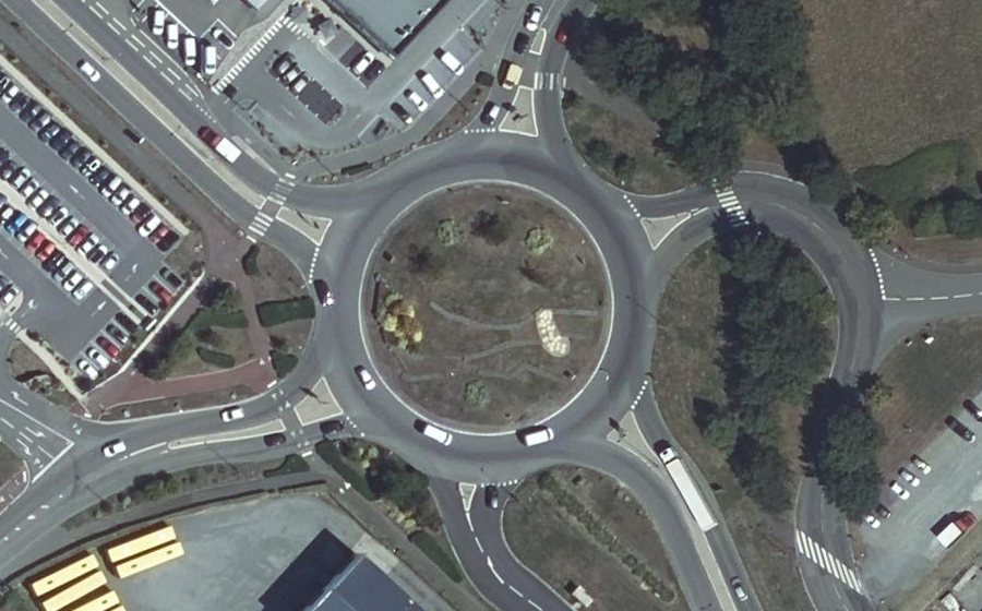 Vue aérienne du Rond-point anonyme n°28614873