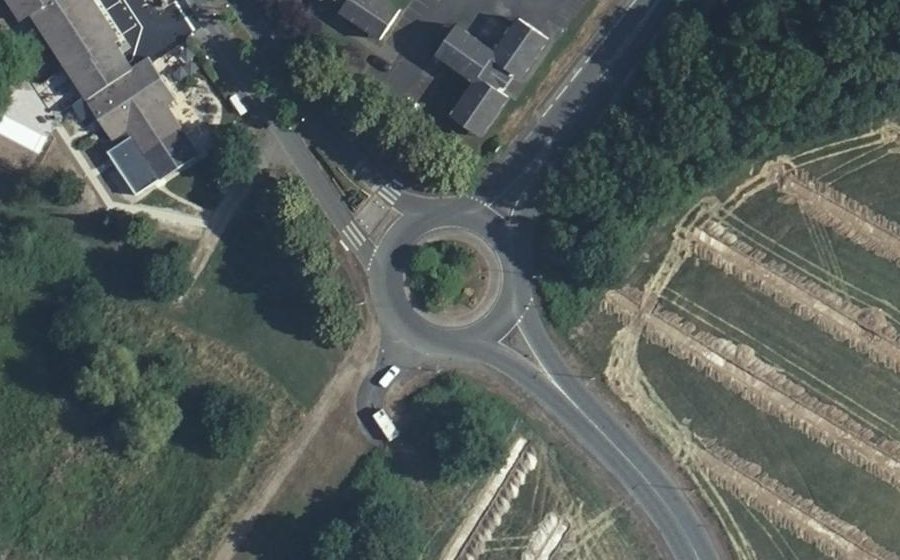 Vue aérienne du Rond-point anonyme n°286212420