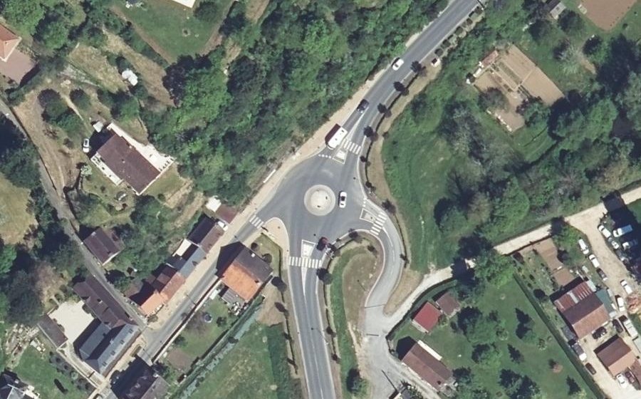 Vue aérienne du Rond-point anonyme n°286277688