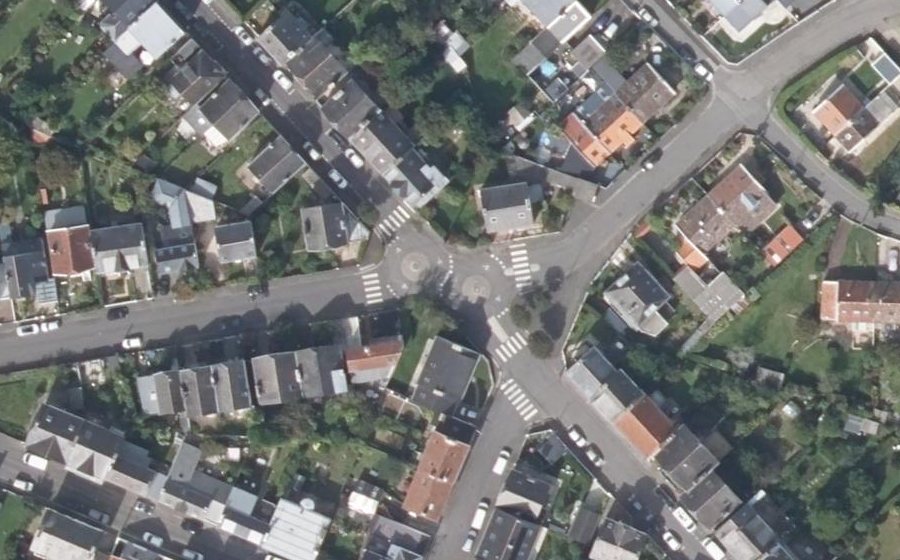 Vue aérienne du Rond-point anonyme n°286282672
