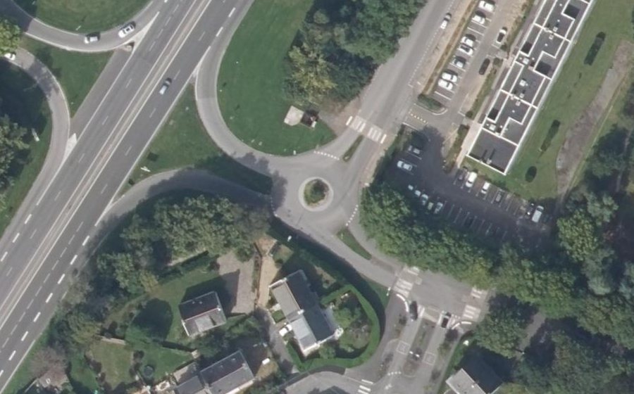 Vue aérienne du Rond-point anonyme n°286282686