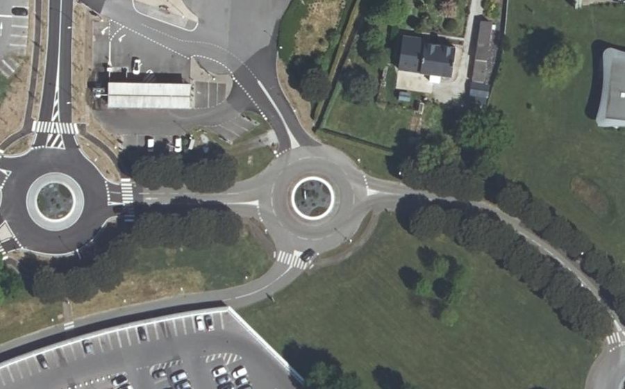 Vue aérienne du Rond-point anonyme n°286327613