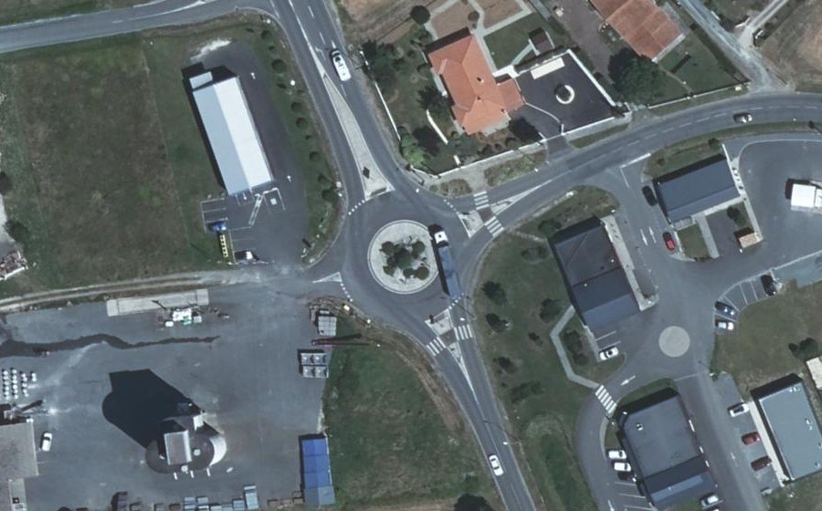 Vue aérienne du Rond-point anonyme n°286363605