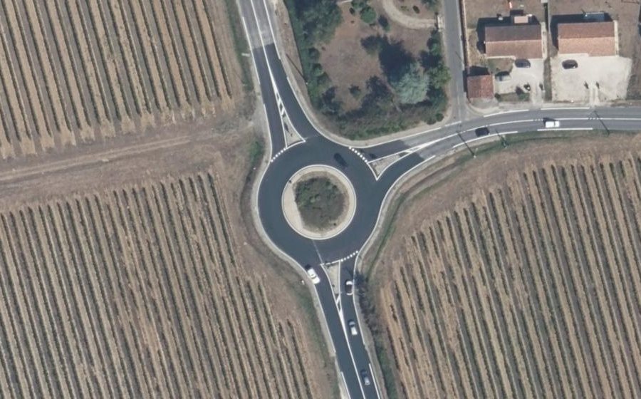 Vue aérienne du Rond-point anonyme n°286363705
