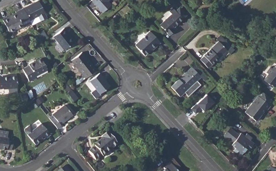 Vue aérienne du Rond-point anonyme n°28638524