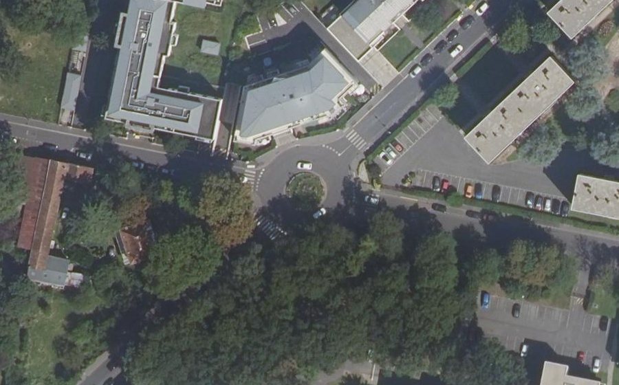 Vue aérienne du Rond-point anonyme n°286429611