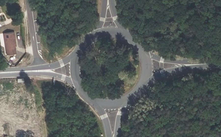 Vue aérienne du Rond-point anonyme n°28642995