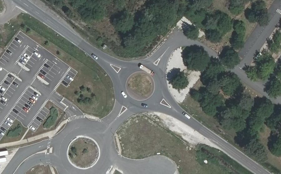Vue aérienne du Rond-point anonyme n°286467060