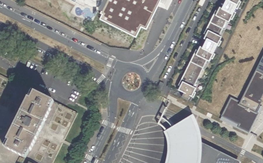 Vue aérienne du Rond-point anonyme n°28647495