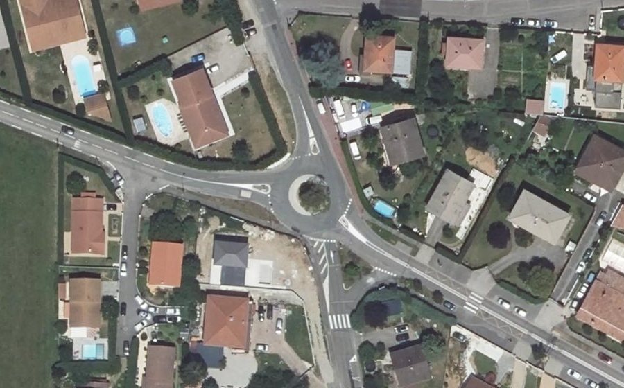 Vue aérienne du Rond-point anonyme n°28647956
