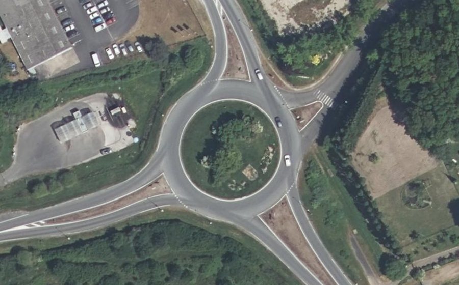 Vue aérienne du Rond-point anonyme n°28648057