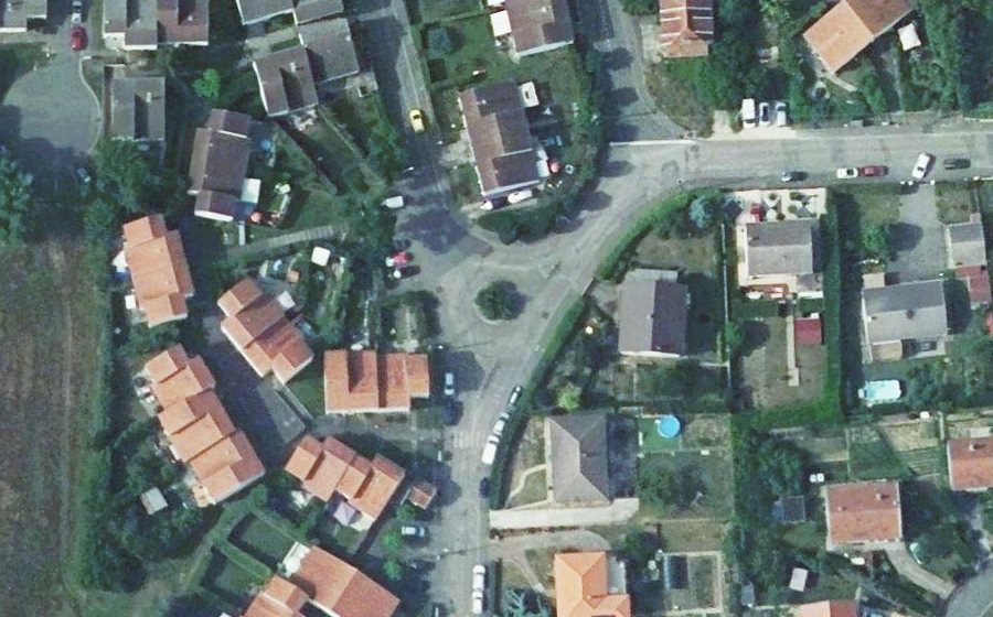 Vue aérienne du Rond-point anonyme n°286481601