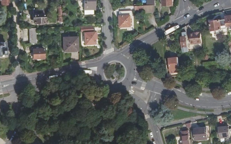 Vue aérienne du Rond-point anonyme n°28654958
