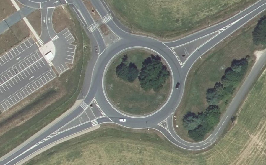Vue aérienne du Rond-point anonyme n°28661609