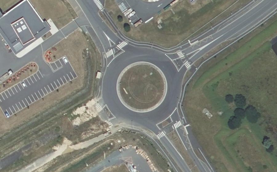 Vue aérienne du Rond-point anonyme n°28661629