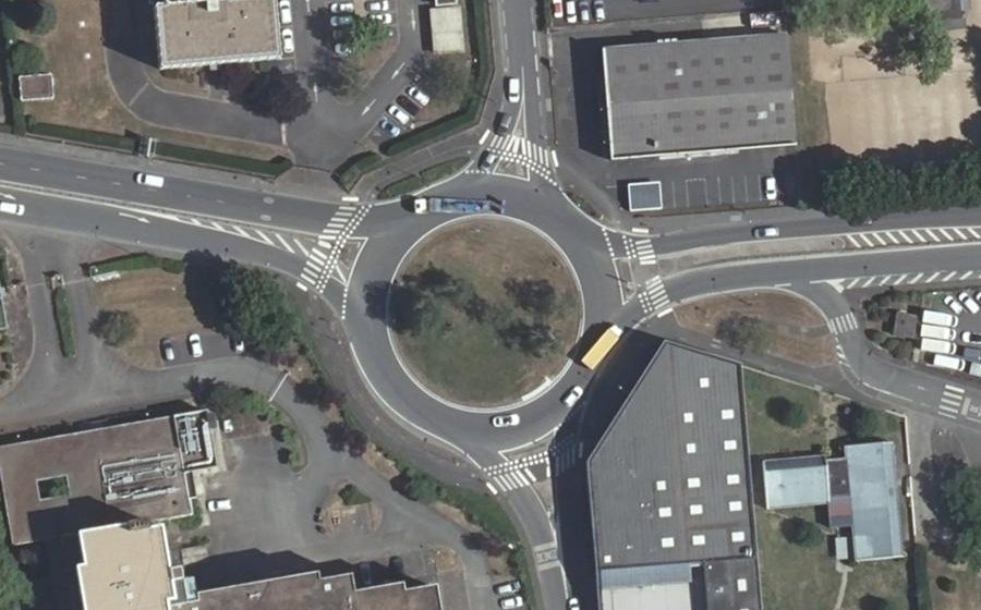 Vue aérienne du Rond-point anonyme n°286637633