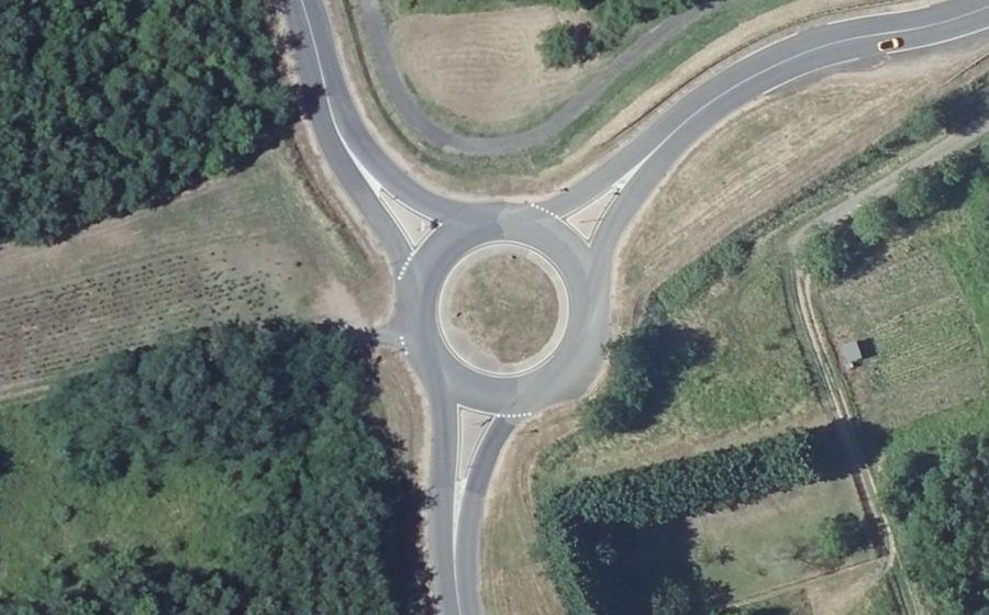Vue aérienne du Rond-point anonyme n°286667898