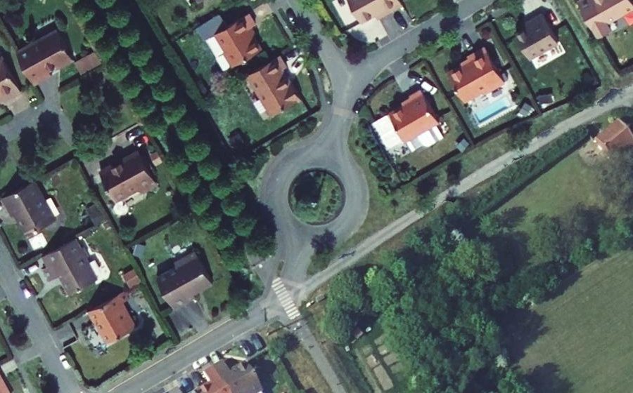 Vue aérienne du Rond-point anonyme n°286669429