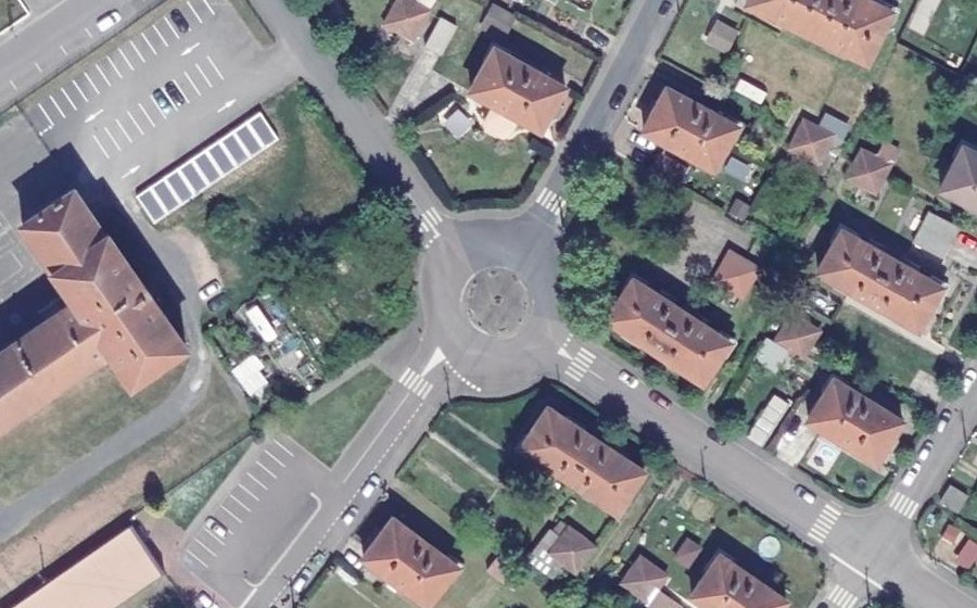 Vue aérienne du Rond-point anonyme n°28669123