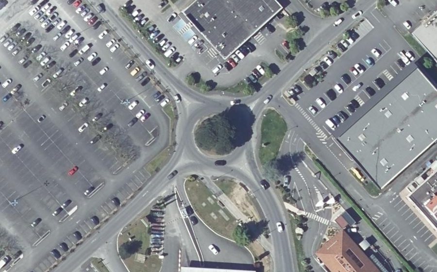 Vue aérienne du Rond-point anonyme n°28669233