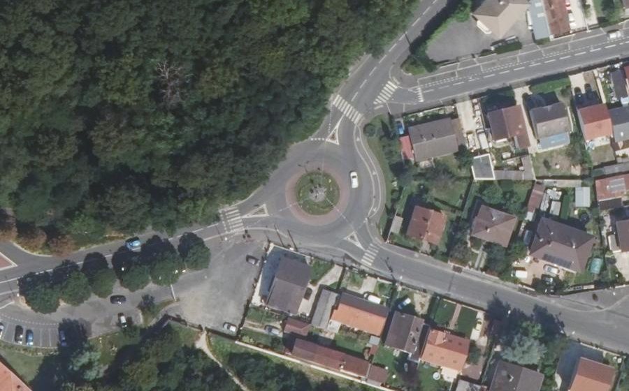 Vue aérienne du Rond-point anonyme n°28671079