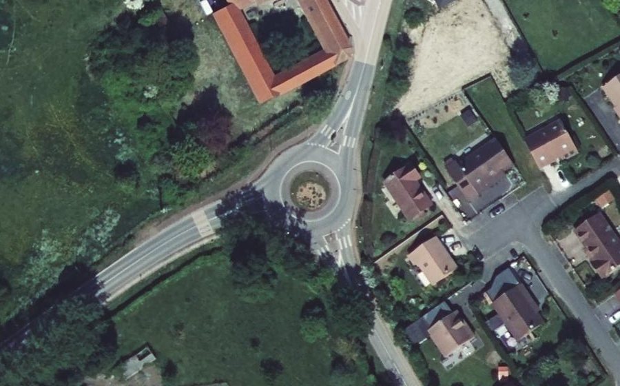 Vue aérienne du Rond-point anonyme n°28673955