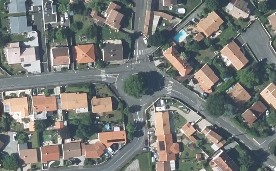 Vue aérienne du Rond-point anonyme n°28674873