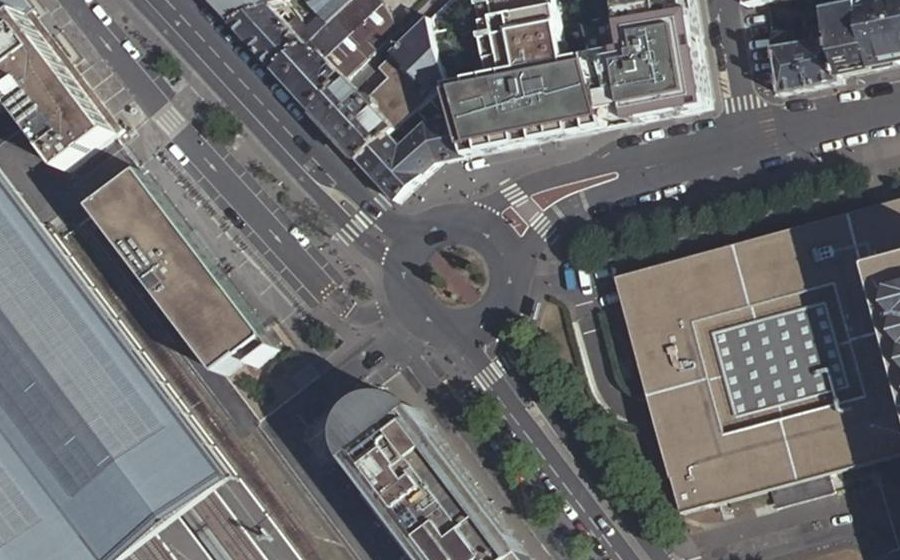 Vue aérienne du Rond-point anonyme n°28675998