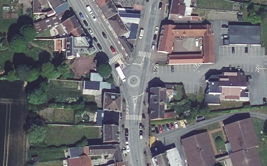 Vue aérienne du Rond-point anonyme n°28676183