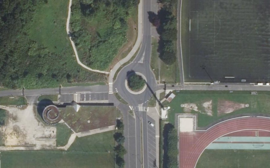 Vue aérienne du Rond-point anonyme n°286821541