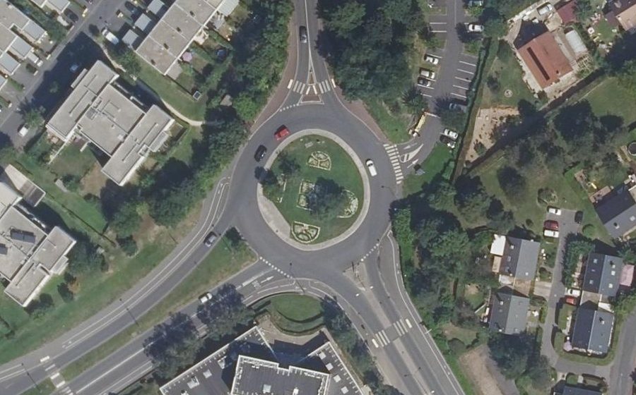 Vue aérienne du Rond-point anonyme n°286821546