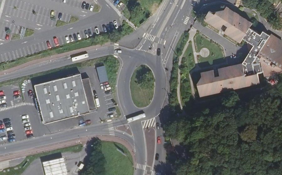 Vue aérienne du Rond-point anonyme n°286821551