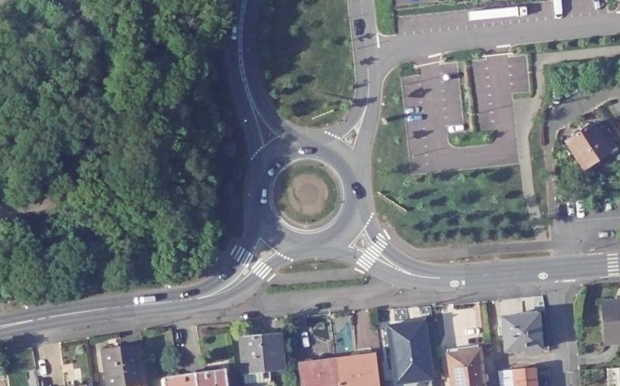 Vue aérienne du Rond-point anonyme n°286824593