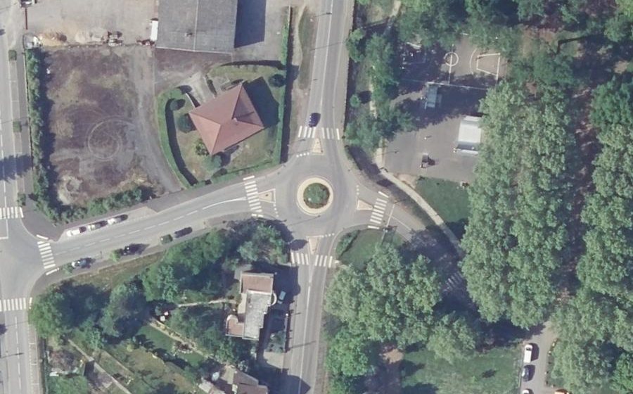 Vue aérienne du Rond-point anonyme n°286824601